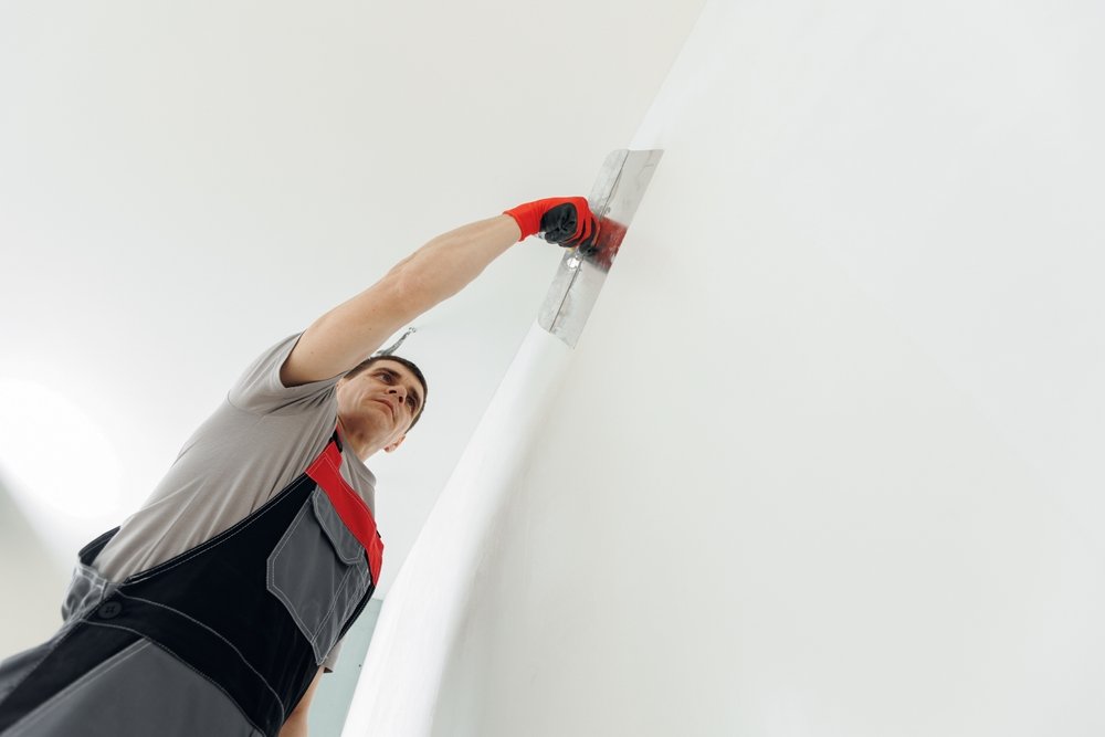 Onze stukadoor is de muren van een woning in Hoorn aan het voorzien van sierpleister.